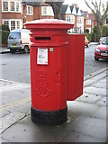 TQ2585 : Edward VII postbox, Heath Drive / Ferncroft Avenue, NW3 by Mike Quinn
