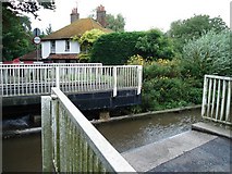 SU6470 : Sheffield Bottom Swing Bridge, Kennet and Avon Canal by Simon Mortimer