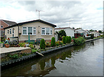 SJ9314 : Housing by the canal at Penkridge, Staffordshire by Roger  D Kidd