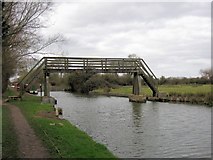 SP9014 : Aylesbury Arm:  Wooden Footbridge over Canal (Bridge No 4) by Chris Reynolds