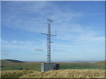 NS9322 : Mast on Castle Hill by Iain Russell