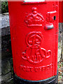 Edward VII postbox, Alexandra Road - close-up of full scroll cipher