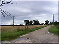 TM4163 : Footpath to Knodishall Green Church (remains) & entrance to Westhouse Farm by Geographer
