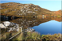 NG6151 : Fence by the shore of Lochan gun Ghrunnd by Calum McRoberts