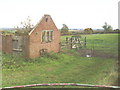 Ruined barn on north side of Eythrope Road