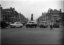 O1534 : O'Connell Monument, O'Connell Street, 1963 by Eileen Warren