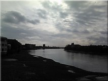 TQ2378 : View looking SSE down the Thames from Hammersmith Bridge by Robert Lamb
