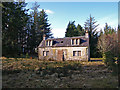 NH5522 : Heath Cottage, Errogie by wfmillar