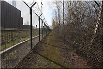 SE6527 : Looking southwards along the footpath by Andrew Whale