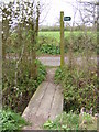 Footbridge & footpath  signpost of the footpath to Old Rectory Road