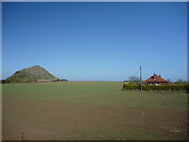 NT5483 : East Lothian Landscape : North Berwick Law and Bungalow by Richard West