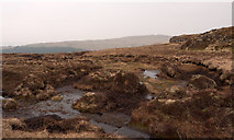 NM6549 : Peat banks with minor rock outcrops south of Aoineadh Beag by Trevor Littlewood