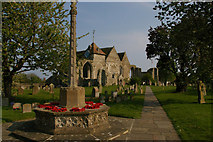 TQ9017 : Winchelsea: St Thomas's church, war memorial and churchyard by Christopher Hilton