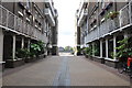 London : Battersea - Path between Apartments