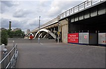 TQ2877 : London : Battersea - Grosvenor Bridge by Lewis Clarke