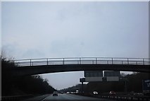 TQ4856 : Combe Bank Drive overbridge, M25 by N Chadwick
