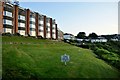 Carbis Bay : Grass sign & apartments