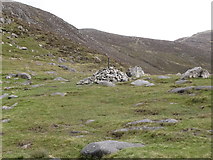 J3228 : Cairn at Hare's Gap by Eric Jones