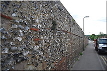 TR1557 : Flint wall, North HolmesRd by N Chadwick