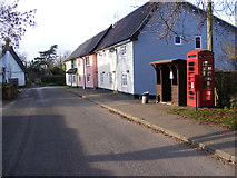 TM2782 : The Street, Mendham & Sir Alfred Munnings Hotel Postbox by Geographer