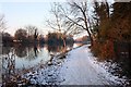 SU7575 : Snow covered Thames Path at Sonning by Steve Daniels
