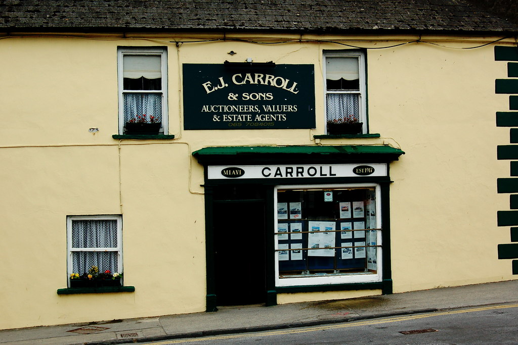 milltown-malbay-flag-road-n67-to-sw-joseph-mischyshyn-cc-by-sa-2-0-geograph-ireland