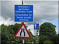 Arwyddion ar Bont yr Inn - Signage on Pont yr Inn