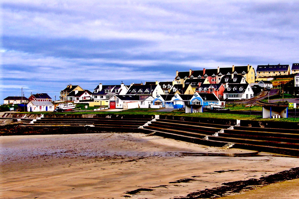 Kilkee - Strand Line - Closeup Northwest... © Suzanne Mischyshyn ...