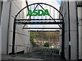 Mynedfa droed i Asda - Pedestrian access to Asda