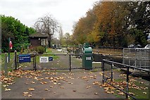SU7274 : An autumn afternoon at Caversham Lock by Rose and Trev Clough