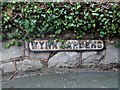 Arwydd stryd anamlwg / An inconspicuous street sign