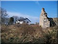 J1426 : A ruin and a newly built house on the western outskirts of Mayobridge by Eric Jones
