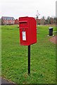 Elizabeth II post-mounted postbox, Stourvale Drive, Kidderminster