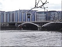 TQ2877 : Grosvenor Bridge and apartments SW8 by Robin Sones