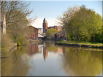 SD5705 : Leeds and Liverpool Canal Approaching Wigan Pier by David Dixon