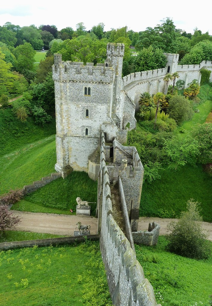 arundel-castle-curtain-walls-rob-farrow-geograph-britain-and-ireland