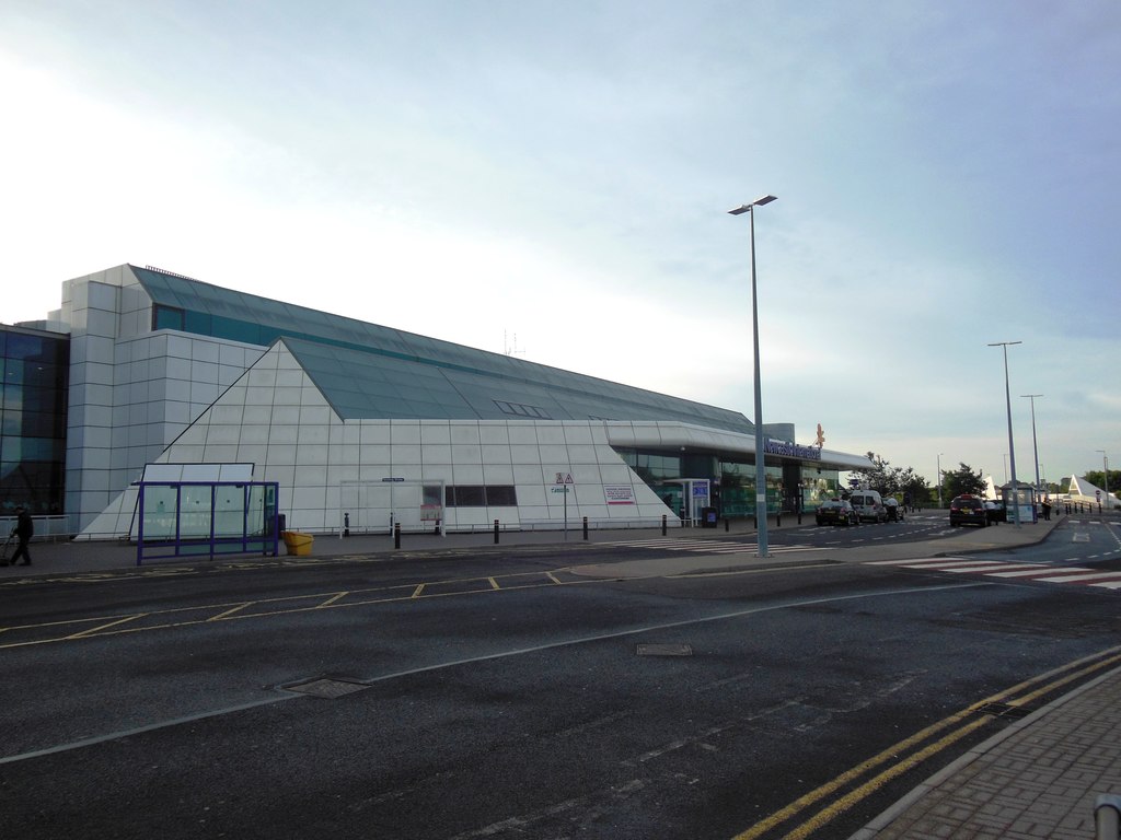 newcastle-airport-terminal-building-bill-henderson-geograph