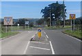 Croesffordd gyda arwyddion amlwg / A well-marked crossroads