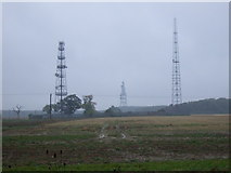 TF0527 : Communications masts near Kirkby Underwood by JThomas