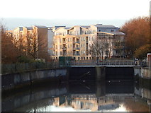 TM1544 : Weir from West End Road by Hamish Griffin