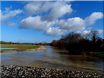 SP9957 : Looking east up the River Great Ouse from the Felmersham Bridge by Bikeboy