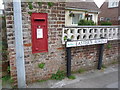 Lymington: postbox № SO41 48, Eastern Road