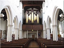 TQ3296 : St. Andrew's Church, Enfield - nave (2) by Mike Quinn