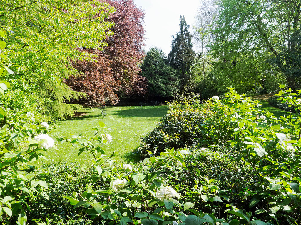 The communal grounds of Highsett © Julian Paren :: Geograph Britain and ...