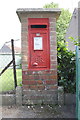 SU7370 : Pillar letter box with benchmark, Linden Road by Roger Templeman
