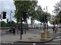 TQ2777 : Looking from Royal Hospital Road towards Chelsea Embankment by Basher Eyre