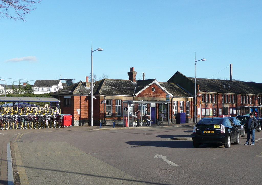 Hitchin railway station © Humphrey Bolton :: Geograph Britain and Ireland