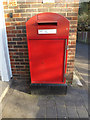SU6067 : Postbox at Shell Aldermaston by Geographer