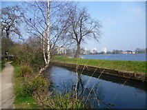 TQ3287 : The New River and Stoke Newington West Reservoir by Marathon