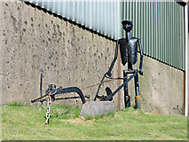 NS2472 : Sculpture at Shielhill Farm by Thomas Nugent